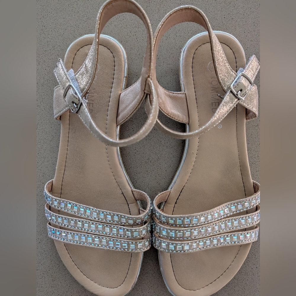 Elegant Women's Sandals in Shimmering Gold